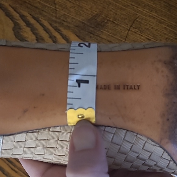 Salvatore Ferragamo Vintage Neutral Woven Shoe Heel - Picture 13 of 14